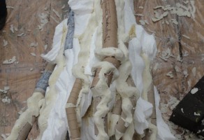 Baumwurzel aufgefüllt mit Papprohren