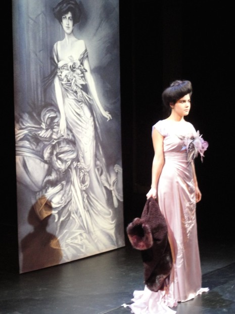 Präsentation der studentischen Zusammenarbeit von Theatermelerei und Kostümgestaltung.